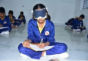  கண்களை கட்டிக்கொண்டு தேர்வு எழுதிய மாணவி