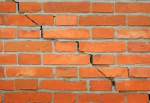  காம்பவுண்ட் சுவரை 'பிளிந்த் பீம்' போடாமல் கட்டலாமா? எதிர்கால பிரச்னைகள் குறித்து பொறியாளர் விளக்கம்