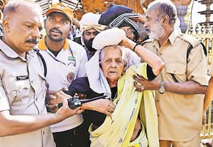 சபரிமலையில் 18 படியேறி அய்யப்பனை தரிசித்தார் 102 வயது மூதாட்டி