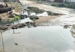  ஆக்கிரமிப்பை அகற்றாத வருவாய் துறை: 3 மாதமாக சாலையில் ஓடும் கழிவுநீர் திருவாலங்காடு மக்கள் குற்றச்சாட்டு