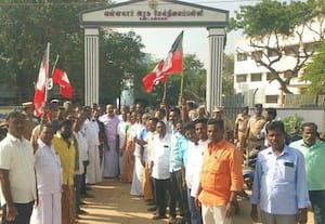  அரசு பள்ளியின் பெயர் மாற்றம்: அ.தி.மு.க.,வினர் ஆர்ப்பாட்டம்