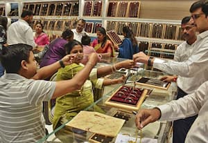 தங்கம் விலை ஒரே நாளில் சவரனுக்கு ரூ.1600 அதிகரிப்பு; ஒரு சவரன் ரூ.1 லட்சத்தை தாண்டி புதிய உச்சம்