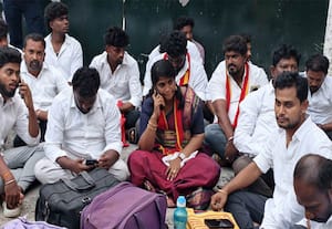 பனையூரில் விஜய் கார் முற்றுகை; அதிருப்தி நிர்வாகிகள் ஆவேசம் 