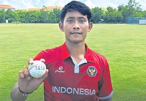 ஒரே ஓவரில் 5 விக்கெட் * இந்தோனேஷிய பவுலர் சாதனை