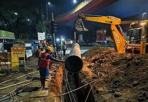  சுங்கம் சந்திப்பில் ஜாக்கிரதையாக நடக்கிறது குழாய் பதிக்கும் பணி இரவு முழுவதும் மாநகராட்சி கமிஷனர் முகாம்