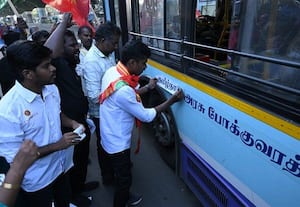  'தமிழ்நாடு' ஸ்டிக்கர் ஒட்டும் போராட்டம் 'தமிழ்நாடு' ஸ்டிக்கர் ஒட்டும் போராட்டம்