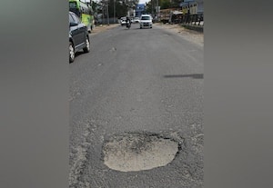  குறிச்சி பஸ் ஸ்டாப் அருகாமையில் வாகன ஓட்டிகளை மிரட்டும் குழிகள்