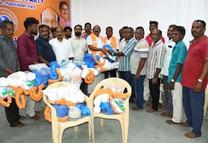  மீன்பிடி உபகரணங்கள் பா.ஜ., தலைவர் வழங்கல்