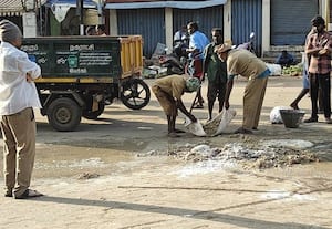  கையுறையின்றி கழிவுகளை அகற்றும் ராமநாதபுரம் துாய்மைப் பணியாளர்கள் கேள்விக்குறியாகும்  பாதுகாப்பு
