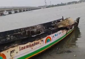  நடுக்கடலில் தீப்பிடித்த படகு கடலில் குதித்து தப்பிய மீனவர்கள்