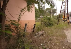  சுற்றுச்சுவர் இல்லாத மின் நிலையம் மின் சாதன பொருள்கள் திருட்டு