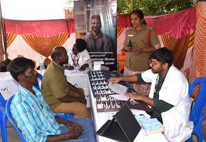  எளாவூர் சோதனைச்சாவடியில் ஓட்டுநருக்கு கண் பரிசோதனை