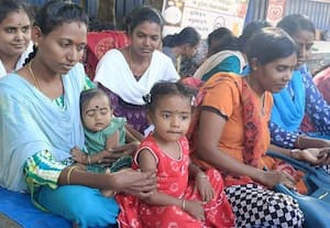  குழந்தைகளுடன் செவிலியர்கள் போராட்டம்