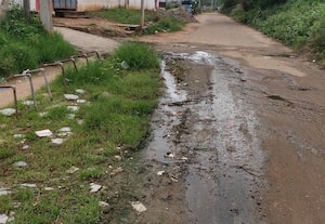  ஓடை துார்வாராததால் மழைநீர் வீடுகளுக்குள் வரும் அவலம் ஏத்தக்கோவில் ஊராட்சியில் அடிப்படை வசதி இன்றி அவதி