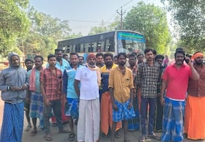  பள்ளி நேரத்தில் டவுன் பஸ் இயக்க கோரி விருத்தாசலம் அருகே கிராம மக்கள் மறியல்