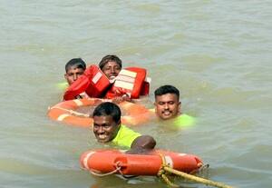  கண்மாயில் சிக்கிய வாலிபர் மீட்பு