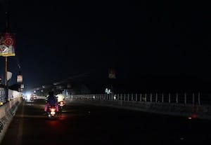  இருளில் மூழ்கிய திண்டுக்கல் புறநகர், நுழைவு பகுதிகள் தவியாய் தவிக்கும்  பாதசாரிகள், வாகன ஓட்டிகள்