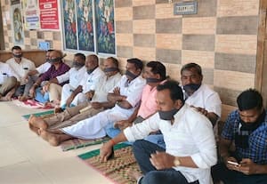  பணிகள் முடிந்தும் பணம் தராத நகராட்சி;  வாயில் கருப்பு துணி கட்டி ஒப்பந்ததாரர்கள் போராட்டம்