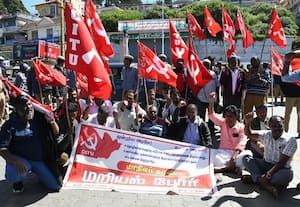  தொழிலாளர் தொகுப்பு சட்டங்களை எதிர்த்து மறியல் போராட்டம்