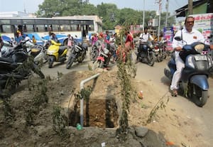  குடிநீர் ஆய்வுக்கு தோண்டிய பள்ளம் விபத்தில் சிக்கும் வாகன ஓட்டிகள்