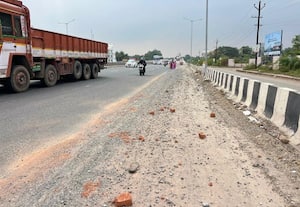  சந்தவேலுார் மேம்பாலத்தில் ஜல்லி குவியலால் வாகன ஓட்டிகளுக்கு காத்திருக்கும் அபாயம்