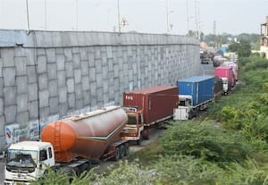  தேசிய நெடுஞ்சாலையில் சீரமைப்பு பணி பைபாசில் கனரக வாகனங்கள் அணிவகுப்பு