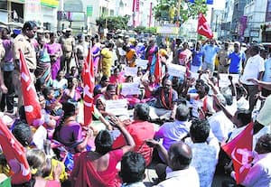 சாலை மறியலில் ஈடுபட்ட சி.ஐ.டி.யு., நிர்வாகிகள் கைது