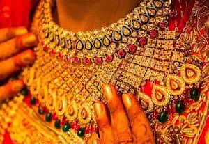 வெள்ளி விலை ஒரே நாளில் ரூ.10 ஆயிரம் உயர்வு; தங்கம் விலையும் வரலாறு காணாத உச்சம்