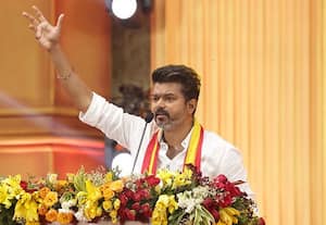 பழைய அடிமை, புதிய அடிமை என்று பூடகமாக பேசும் முதல்வர்:  நடிகர் விஜய் காட்டம்