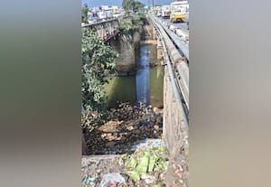  குடிக்கும் நீரில் குப்பை கொட்றாங்க அதிகாரிங்க வேடிக்கை பார்க்கறாங்க!