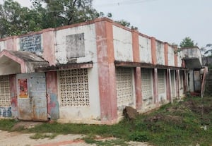 உரிய பராமரிப்பின்றி அரசு அலுவலக கட்டங்கள் ﻿ வீணாகுது... தேவகோட்டையில் உயிர் அச்சத்தில் ஊழியர்கள்