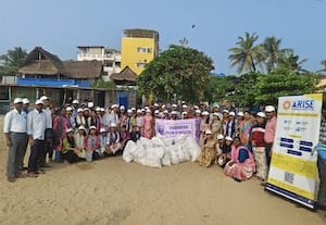விவேகானந்தா  கல்லுாரி கடற்கரையில் துாய்மை பணி