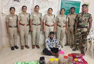  பாம்புக்கு ரூ.5 லட்சம் விலை; வனத்துறையிடம் சிக்கிய ஆசாமி