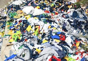  சாலையோரம் கொட்டப்படும் பனியன் நிறுவன கழிவுகள்