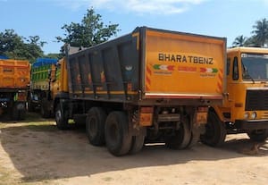 மணல் கடத்தலில் ஈடுபட்ட டிப்பர் லாரிகள் பறிமுதல்