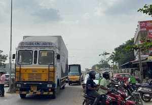  சாலையை ஆக்கிரமிக்கும் வாகனங்கள் சுங்குவார்சத்திரம் சந்திப்பில் நெரிசல்