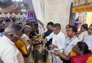  புத்தக கண்காட்சியில் பங்கேற்றவர்களுக்கு வல்லக்கோட்டை முருகன் கோவில் பிரசாதம்