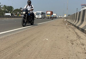  சாலையில் மண் குவியல் அச்சத்தில் வாகன ஓட்டிகள்