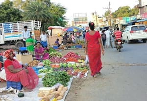  சாலை ஓர கடைகளால் இடையூறு