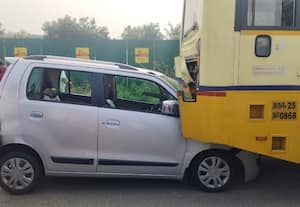  இரண்டு அரசு பஸ்கள், கார் அடுத்தடுத்து மோதல் திண்டிவனம் அருகே போக்குவரத்து பாதிப்பு