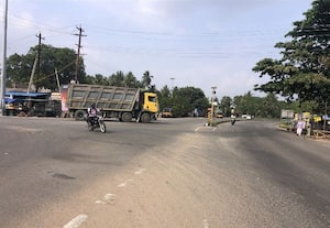  எல்லையம்மன் கோவில் சாலை சந்திப்பில் தடுப்பு அமைக்க வலியுறுத்தல்