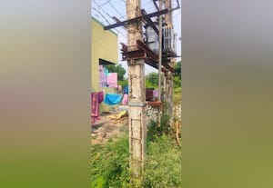  எலும்புக்கூடாக மாறிய கம்பம் மின் விபத்து ஏற்படும் அபாயம்