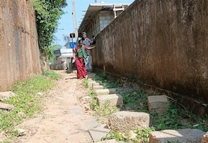  பந்தலுார் நத்தம் கிராமத்தில் சீரமைக்கப்படாத நடைபாதை கிராம மக்கள் கண்டனம்