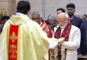 கிறிஸ்துமஸ் கொண்டாட்டம்; டில்லி தேவாலயத்தில் பிரதமர் மோடி பிரார்த்தனை