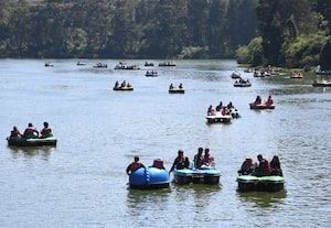  ஊட்டியில் திரண்ட சுற்றுலா பயணியர்; மலைப்பாதையில் போக்குவரத்து மாற்றம்