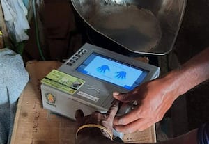  திருப்புத்துார் ரேஷன் கடையிலிருந்த அரிசி, சர்க்கரை மூடைகள் மாயம்; அமைச்சர் தொகுதியிலேயே கடத்தலா என விசாரணை