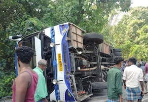 மயிலாடுதுறையில் ஆம்னி பஸ் கவிழ்ந்து விபத்து