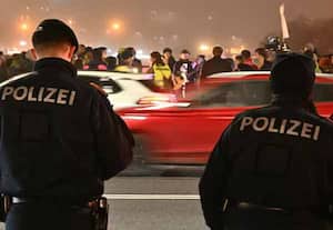 பாரிஸ் மெட்ரோ நிலையங்களில் பெண்களுக்கு கத்திகுத்து