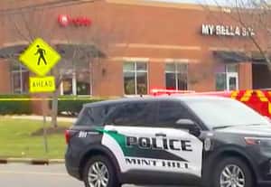  அமெரிக்காவில் போலீசார் மீது துப்பாக்கிச்சூடு; மர்ம நபர் சுட்டுக்கொலை