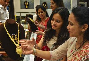 வரலாறு காணாத உயர்வு; தங்கம் விலை சவரனுக்கு 880 ரூபாய் அதிகரிப்பு; ஒரு சவரன் ஒரு லட்சத்து 4 ஆயிரம் ரூபாய்